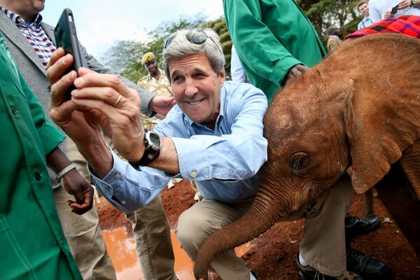 Госсекретарь США Джон Керри делает селфи со слоненком в Национальном парке Найроби - Sputnik Узбекистан