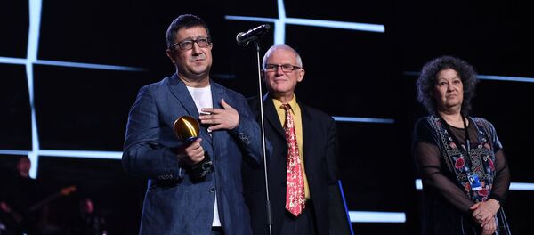 Режиссер Юсуп Разыков с наградой за фильм Керосин на церемонии закрытия 30-го Открытого фестиваля российского кино Кинотавр. - Sputnik Узбекистан