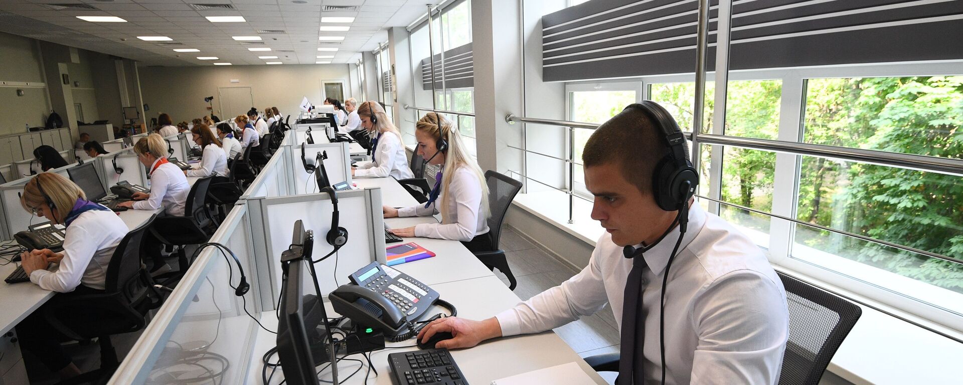 Koll-sentr Pramoy linii s prezidentom RF V. Putinim - Sputnik O‘zbekiston, 1920, 15.05.2025