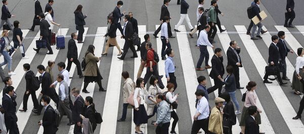 Люди на улице в Токио - Sputnik Узбекистан