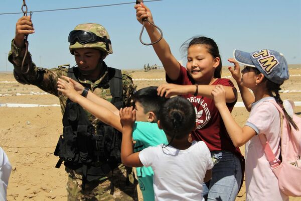 Дети на полигоне: необычная экскурсия от военнослужащих - Sputnik Узбекистан