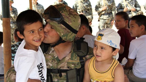 Военнослужащий ВС Узбекистана общается с детьми - Sputnik Узбекистан