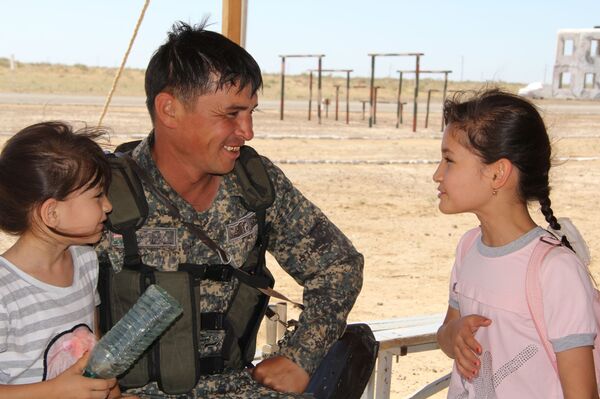 Дети на полигоне: необычная экскурсия от военнослужащих - Sputnik Узбекистан