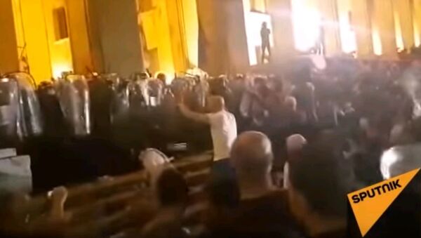 Беспорядки в Тбилиси: камни, крики полицейские - видео - Sputnik Ўзбекистон