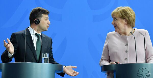 Президент Украины Владимир Зеленский и канцлер Германии Ангела Меркель в Берлине. - Sputnik Узбекистан