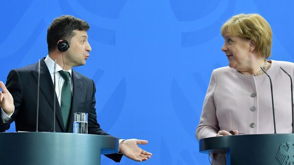 Президент Украины Владимир Зеленский и канцлер Германии Ангела Меркель в Берлине - Sputnik Узбекистан
