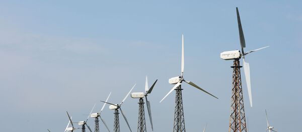 Ветровые электростанции в поселке Мирный в Крыму Ветровые электростанции в поселке Мирный в Крыму - Sputnik Ўзбекистон