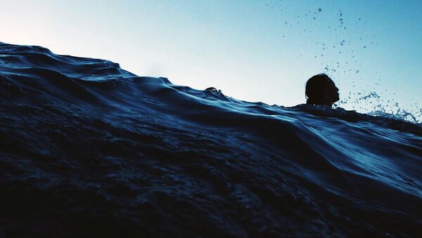 Девушка плавает в водоеме. Иллюстративное фото - Sputnik Ўзбекистон