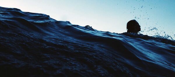 Девушка плавает в водоеме. Иллюстративное фото Девушка плавает в водоеме. Иллюстративное фото - Sputnik Ўзбекистон