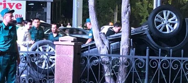 В Ташкенте автомобиль перевернулся в результате ДТП - фото - Sputnik Узбекистан