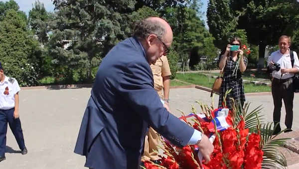 Первый день войны: в Ташкенте возложили цветы к Вечному огню - Sputnik Узбекистан