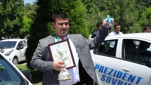Приз от президента: лучший предприниматель года выиграл Spark - Sputnik Узбекистан