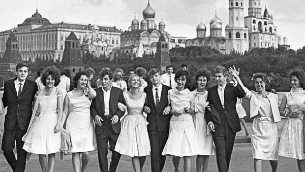 Выпускники московских школ гуляют на Красной площади после получения аттестата зрелости, 1964 год - Sputnik Узбекистан