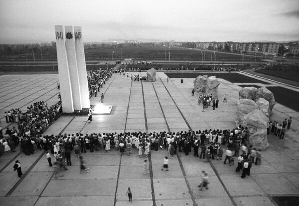 Выпускники школ в день выпускного бала собираются у мемориального комплекса погибшим в годы Великой Отечественной войны - Sputnik Узбекистан