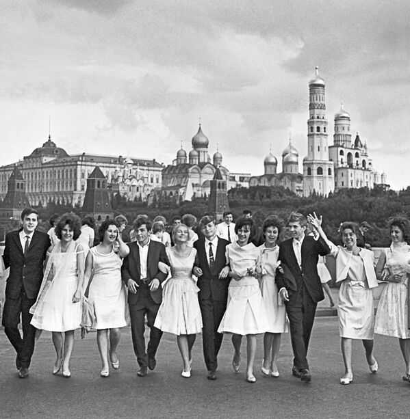 Выпускники московских школ гуляют на Красной площади после получения аттестата зрелости, 1964 год. - Sputnik Узбекистан