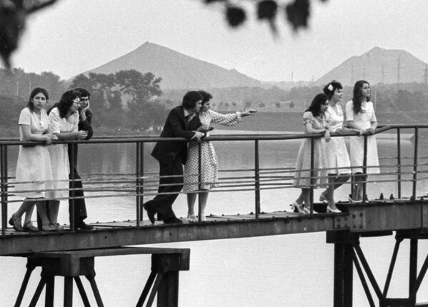 Выпускники школы встречают рассвет на набережной Дона в Донецке, 1976 год - Sputnik Узбекистан