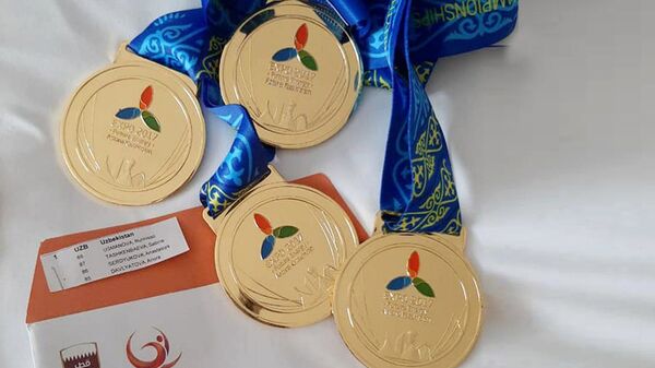 Золотые медали гимнасток Узбекистана за победу в командном первенстве на чемпионате Азии 2017 года - Sputnik Узбекистан