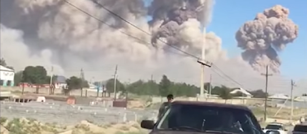 Серия взрывов в Казахстане: местных жителей эвакуируют - видео - Sputnik Узбекистан