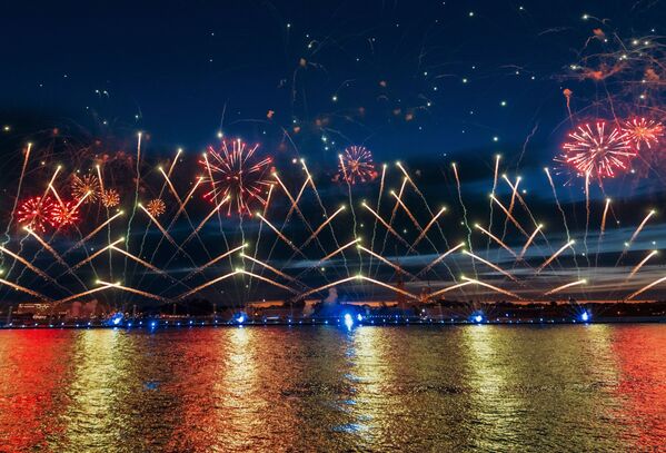 Фейерверк на празднике выпускников “Алые паруса” в Санкт-Петербурге - Sputnik Узбекистан