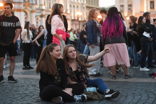 Девушки на Дворцовой площади во время концерта в рамках праздника выпускников Алые паруса в Санкт-Петербурге - Sputnik Узбекистан