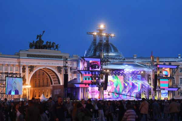 Концерт на Дворцовой площади в рамках праздника выпускников Алые паруса в Санкт-Петербурге - Sputnik Узбекистан