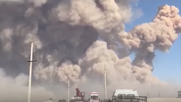 Взрывы и паника: военные эвакуируют местных жителей - видео - Sputnik Ўзбекистон