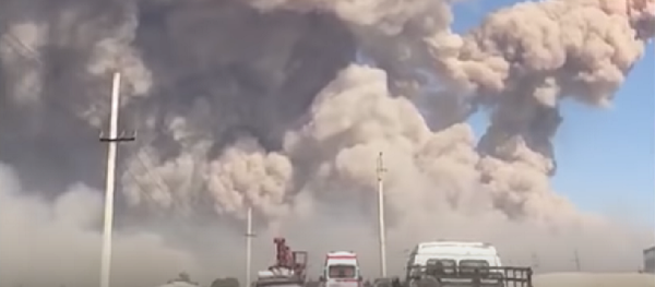 Взрывы и паника: военные эвакуируют местных жителей - видео Взрывы и паника: военные эвакуируют местных жителей - видео - Sputnik Ўзбекистон