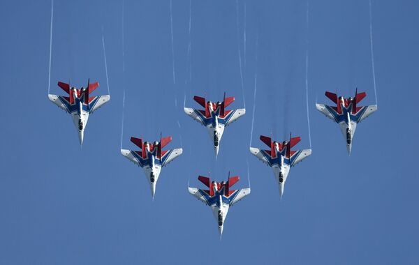 Выступление авиационной группы высшего пилотажа Стрижи на церемонии открытия V Международного военно-технического форума Армия-2019 - Sputnik Узбекистан