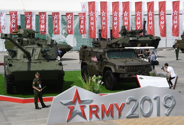 Самоходное артиллерийское орудие калибра 120-мм 2С42 Лотос и самоходный миномет Дрок на базе бронеавтомобиля Тигр-М на Международном военно-техническом форуме Армия-2019  - Sputnik Узбекистан