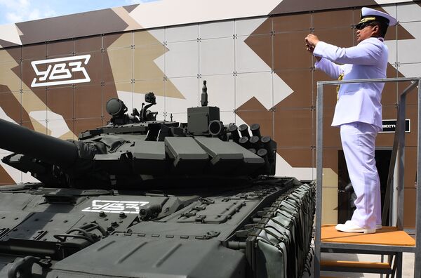 Иностранный военнослужащий фотографирует танк Т-72 на Международном военно-техническом форуме Армия-2019 - Sputnik Узбекистан