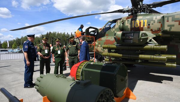 Посетители у образцов вооружения ударных вертолетов Ми-28НЭ на Международном военно-техническом форуме Армия-2019 - Sputnik Узбекистан