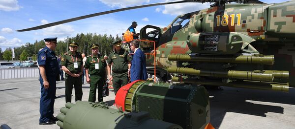 Посетители у образцов вооружения ударных вертолетов Ми-28НЭ на Международном военно-техническом форуме Армия-2019 - Sputnik Узбекистан