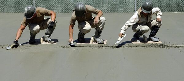 Рабочие цементируют поверхность Рабочие цементируют поверхность - Sputnik Узбекистан