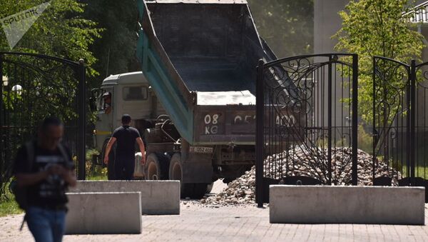 Во дворе дома Атамбаева разгрузили грузовик с камнями - Sputnik Ўзбекистон