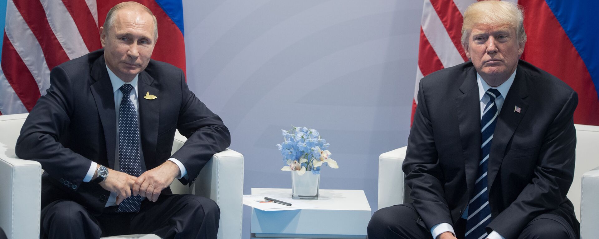 Президент РФ Владимир Путин и президент США Дональд Трамп - Sputnik Ўзбекистон, 1920, 11.08.2025