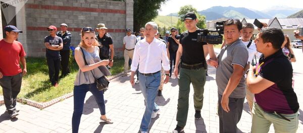 Экс-президент КР Алмазбек Атамбаев около своего дома в селе Кой-Таш где собираются люди - Sputnik Ўзбекистон