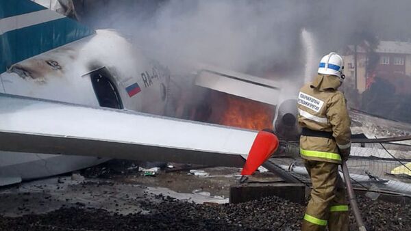 Тушение пожара на месте крушения самолета АН-24 в Бурятии - Sputnik Узбекистан