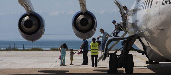 Passajiri vixodat s samoleta v mejdunarodnom aeroportu v sele Tamchi, Issik-Kulskoy oblasti - Sputnik O‘zbekiston