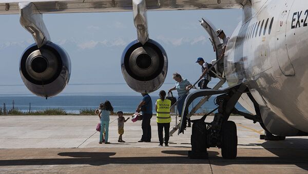 Пассажиры выходят с самолета в международном аэропорту в селе Тамчи, Иссык-Кульской области - Sputnik Ўзбекистон