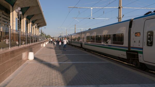 Скоростной поезд Афросиаб на вокзале в городе Самарканд - Sputnik Узбекистан