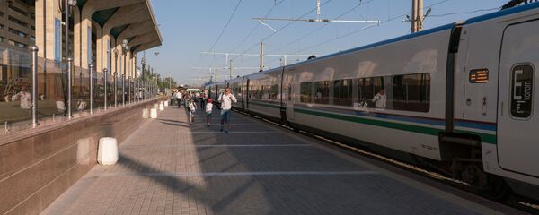 Скоростной поезд Афросиаб на вокзале в городе Самарканд Скоростной поезд Афросиаб на вокзале в городе Самарканд - Sputnik Ўзбекистон