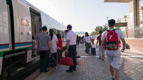 Посадка пассажиров на скоростной поезд Афросиаб на вокзале города Самарканд - Sputnik Ўзбекистон