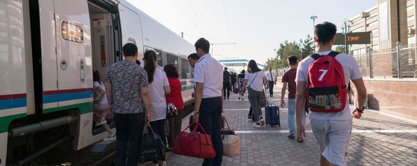 Посадка пассажиров на скоростной поезд Афросиаб на вокзале города Самарканд - Sputnik Узбекистан