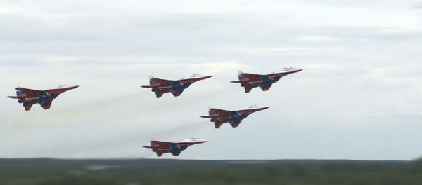 Витязи, Стрижи и Беркуты поразили фигурами высшего пилотажа на авиашоу АРМИИ-2019 Витязи, Стрижи и Беркуты поразили фигурами высшего пилотажа на авиашоу АРМИИ-2019 - Sputnik Узбекистан