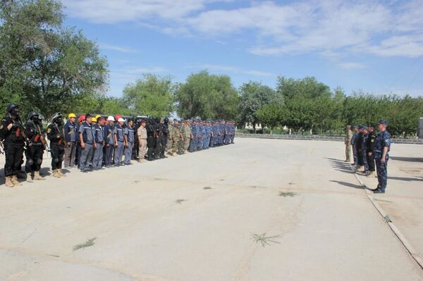 Будни силовиков: отряд обезвредил бомбу и спас заложников - Sputnik Узбекистан