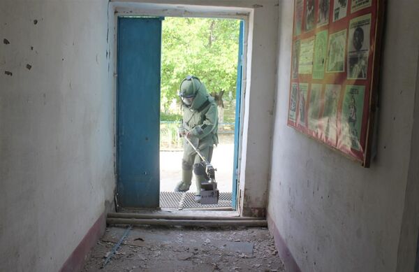 Будни силовиков: отряд обезвредил бомбу и спас заложников - Sputnik Узбекистан