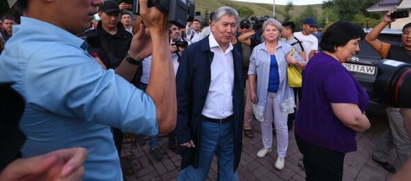 Бывший президент КР Алмазбек Атамбаев после пресс-конференции на территории своего дома в селе Кой-Таш Бывший президент КР Алмазбек Атамбаев после пресс-конференции на территории своего дома в селе Кой-Таш - Sputnik Ўзбекистон