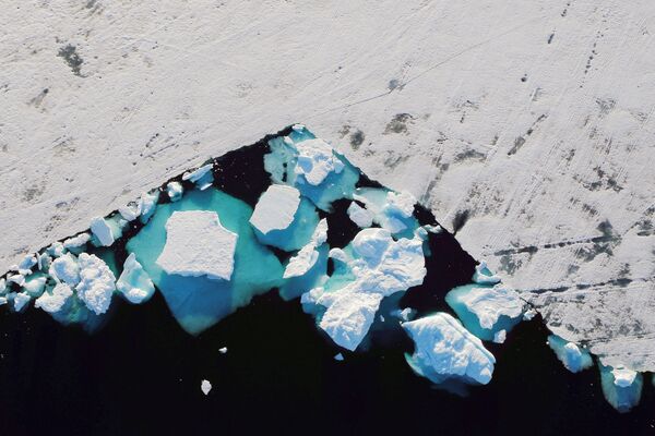 Айсберг во фьорде недалеко от города Тасиилак, Гренландия - Sputnik Узбекистан