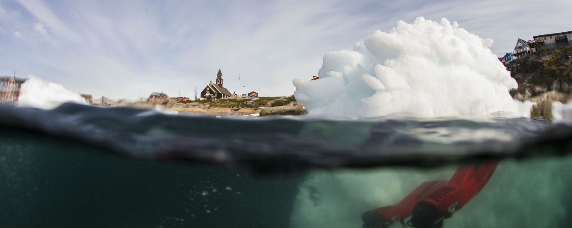 Pogrujenie pod poverxnost lda s selyu issledovaniya ledanoy shapki Grenlandii - Sputnik O‘zbekiston, 1920, 18.01.2026