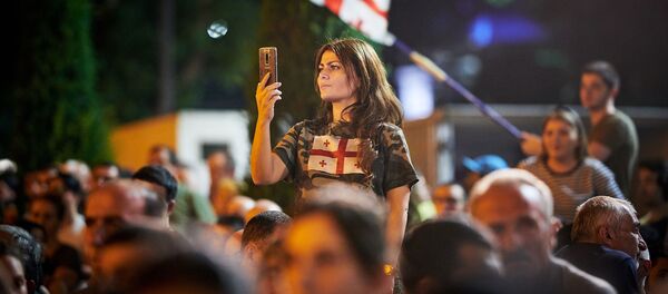 Участники акции протеста у здания парламента Грузии в Тбилиси - Sputnik Узбекистан